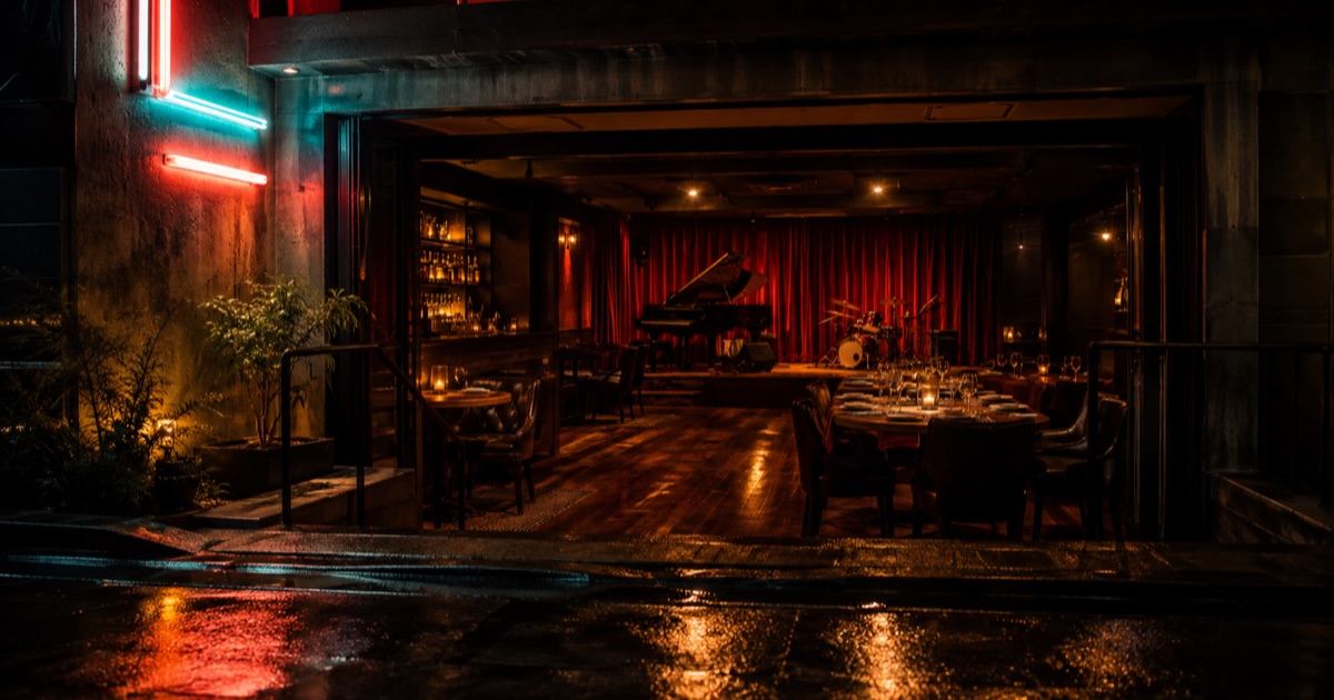 橫濱 Bar Bar Bar:店名取自拉霸機的一個詞,關內地下室的爵士現場餐廳每晚兩場(2026)