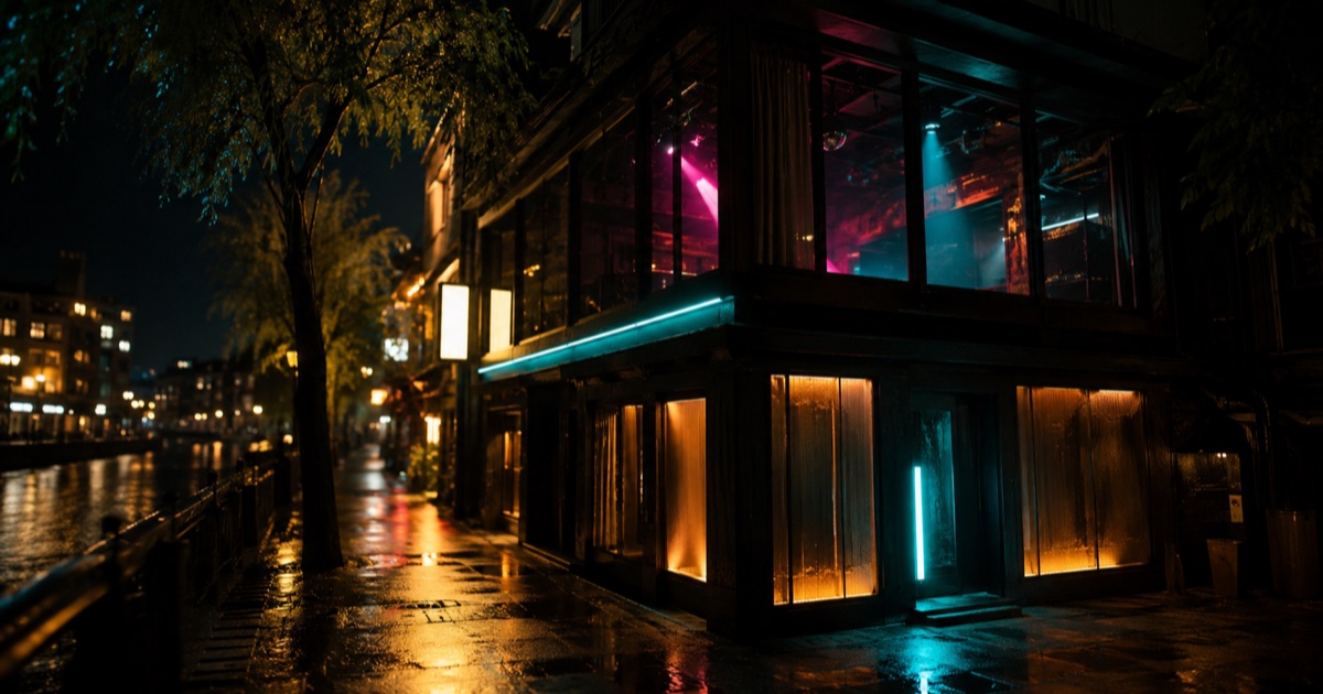 京都 KITSUNE KYOTO:3F 跟 4F 同時開兩場派對,官網寫 EVERYDAY 22:00-5:00(2026)