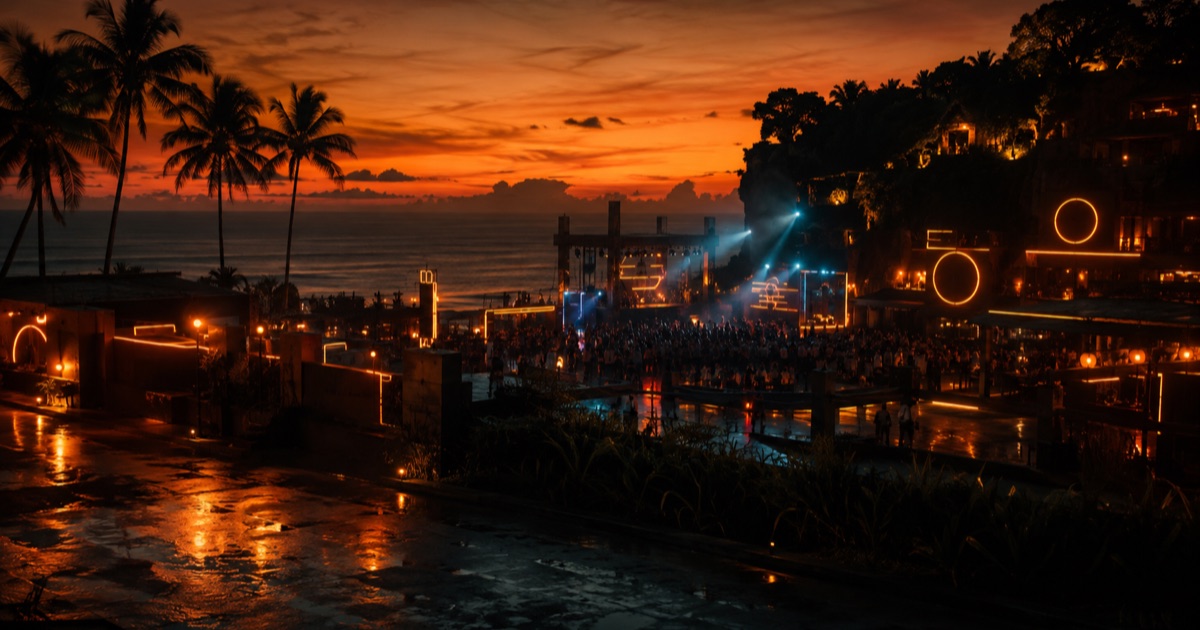 峇里島 Savaya:蓋在烏魯瓦圖崖頂、離海面 100 公尺的夜店,DJ Mag 百大俱樂部 2026 排第 5(2026)